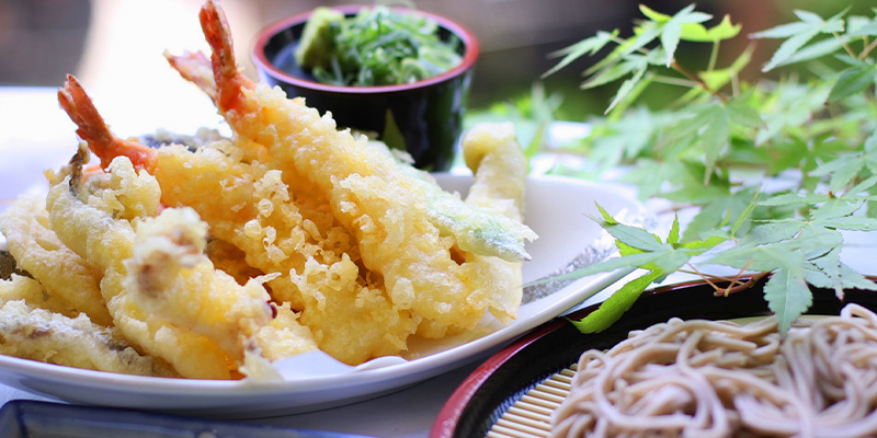塩で食べる山菜てんぷら　七瀬川食堂